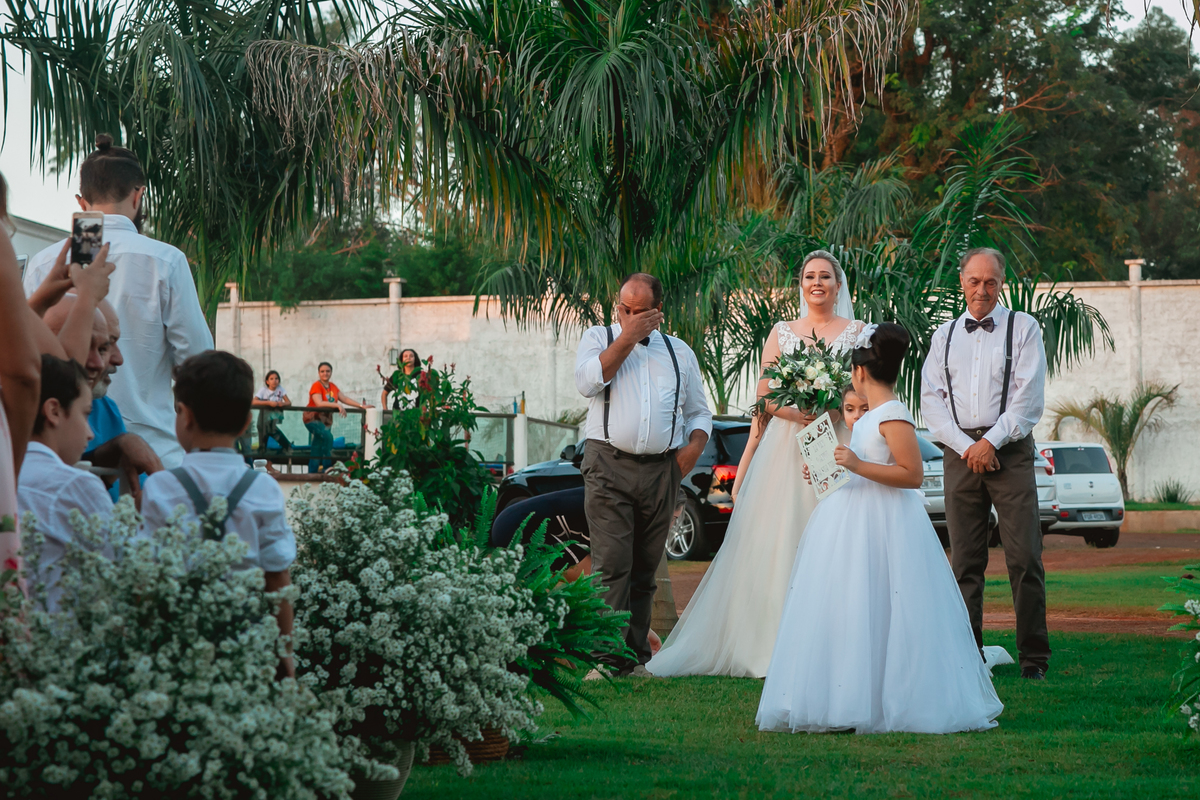 noiva entrando com pai e padrasto