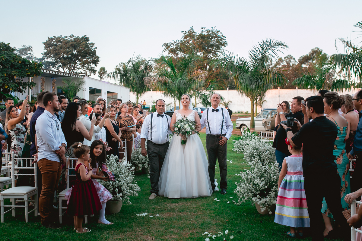 noiva entrando com pai e padrasto