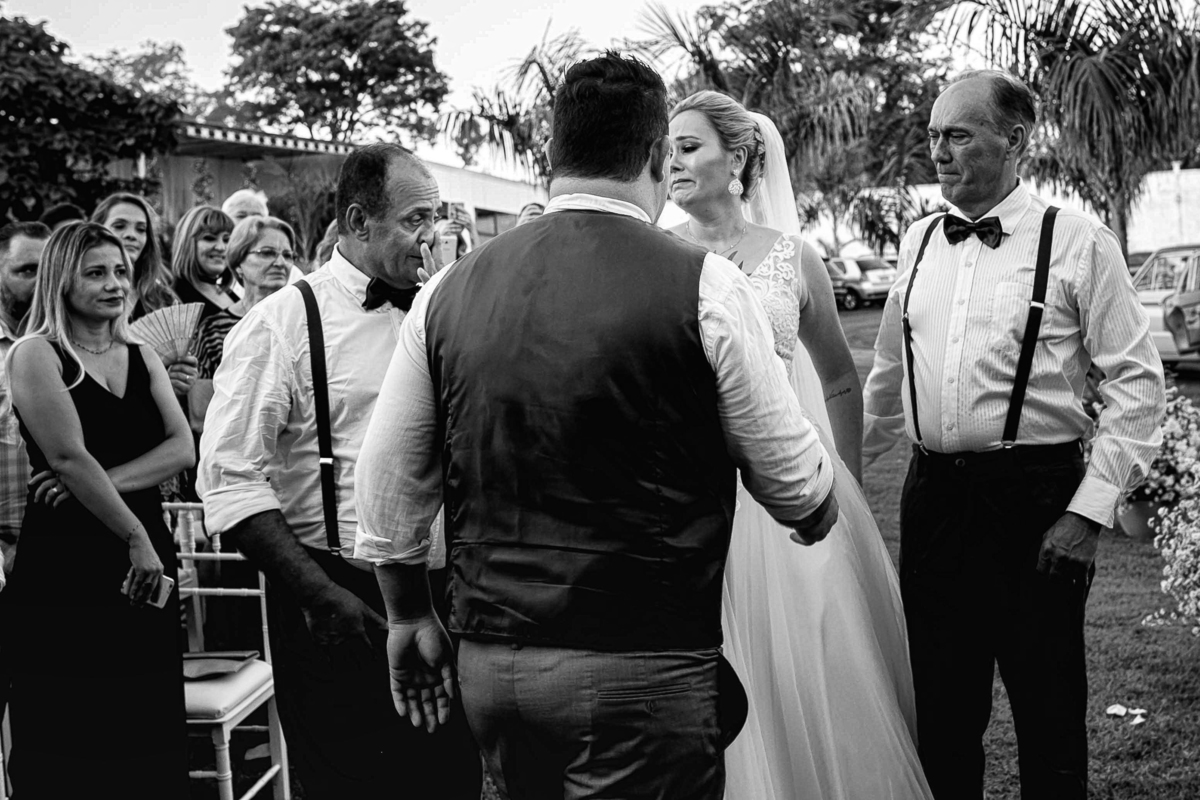 noiva e pais emocionados