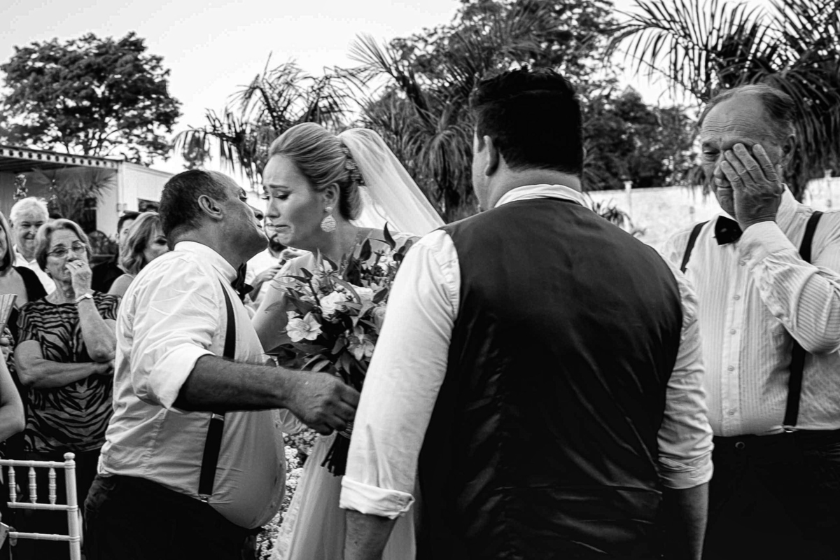 noiva e pai emocionados