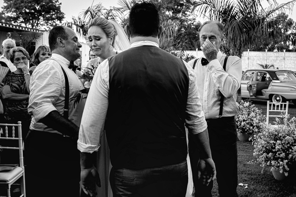 noiva e pai emocionados