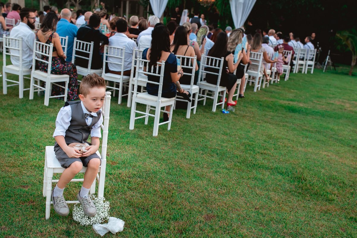 filho dos noivos esperando para entrar com a aliança