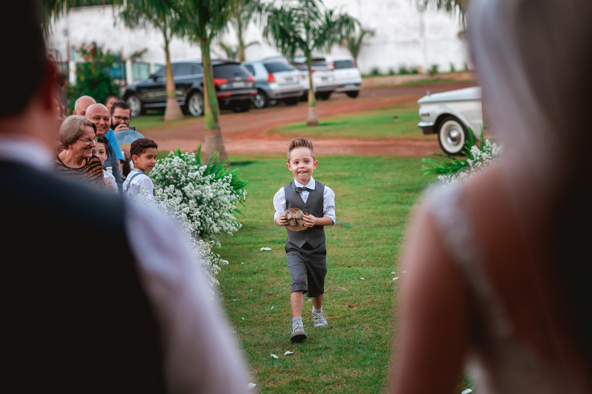 filho dos noivos entrando