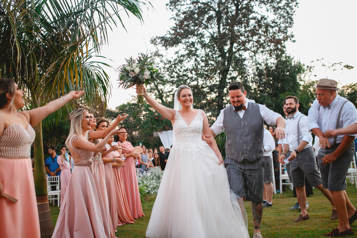 chuva de arroz nos noivos
