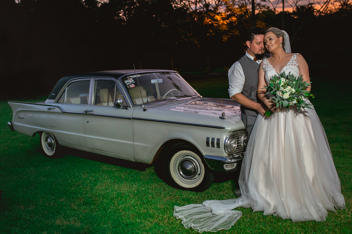 retrato do casal com o carro