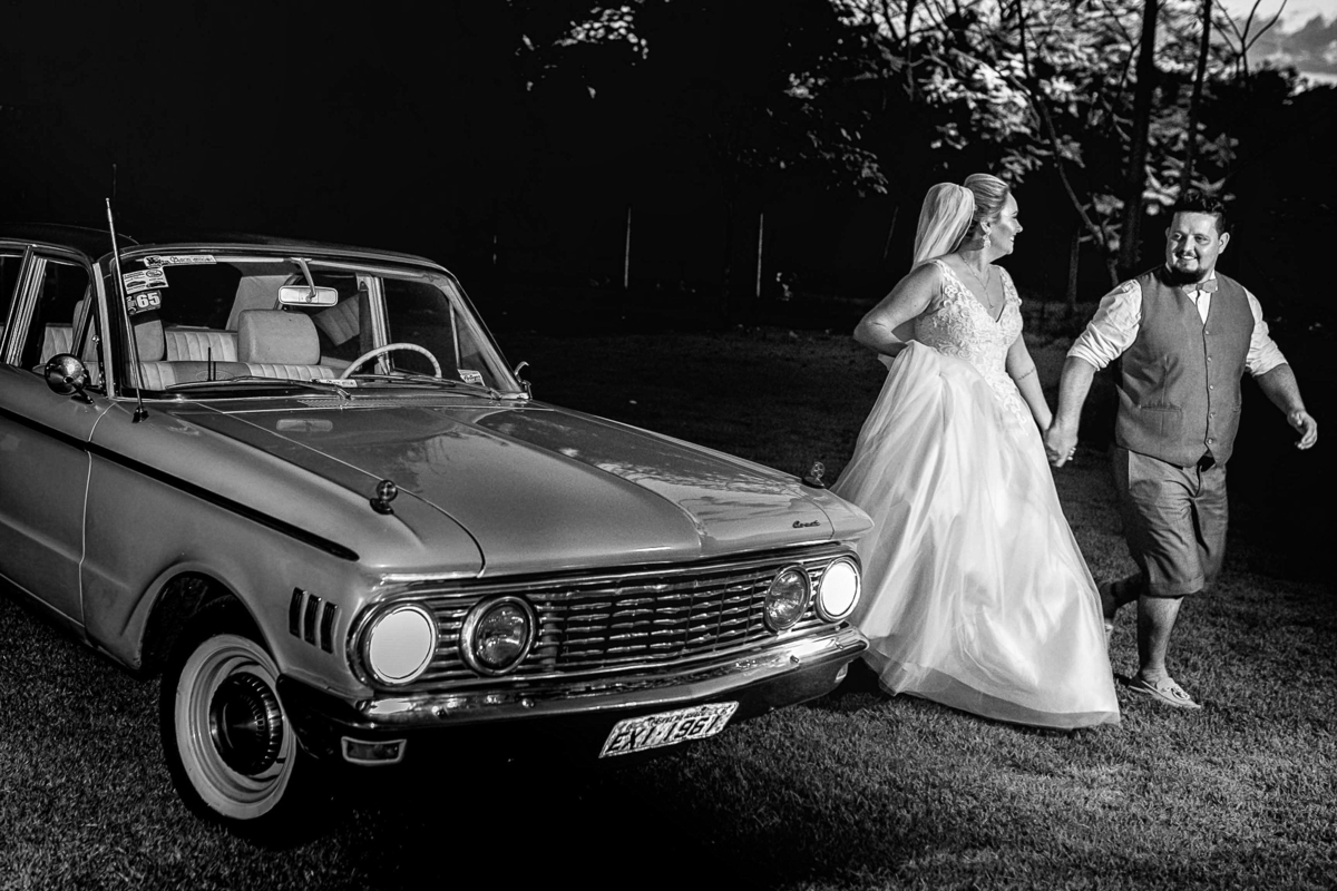 retrato do casal com o carro