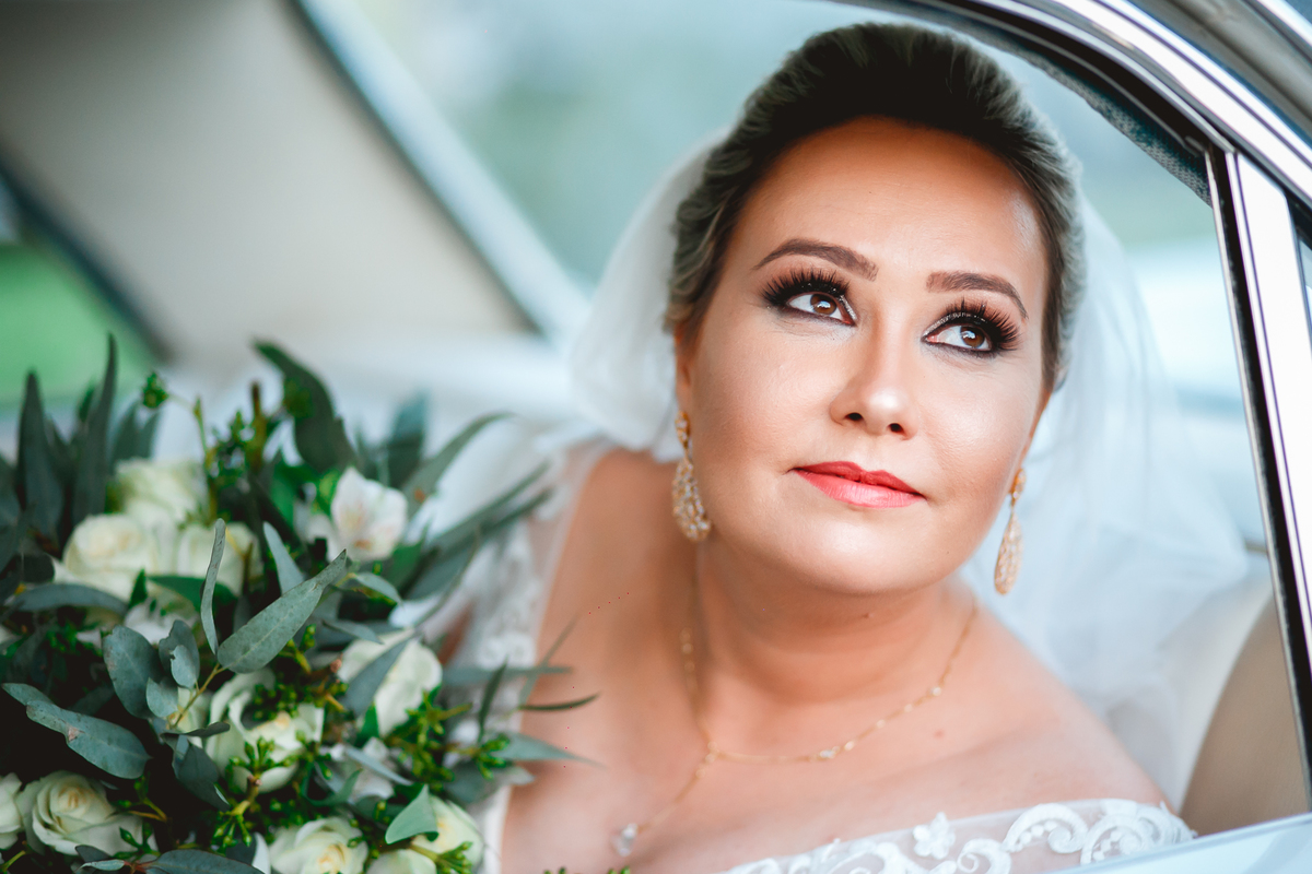 retrato da noiva no carro
