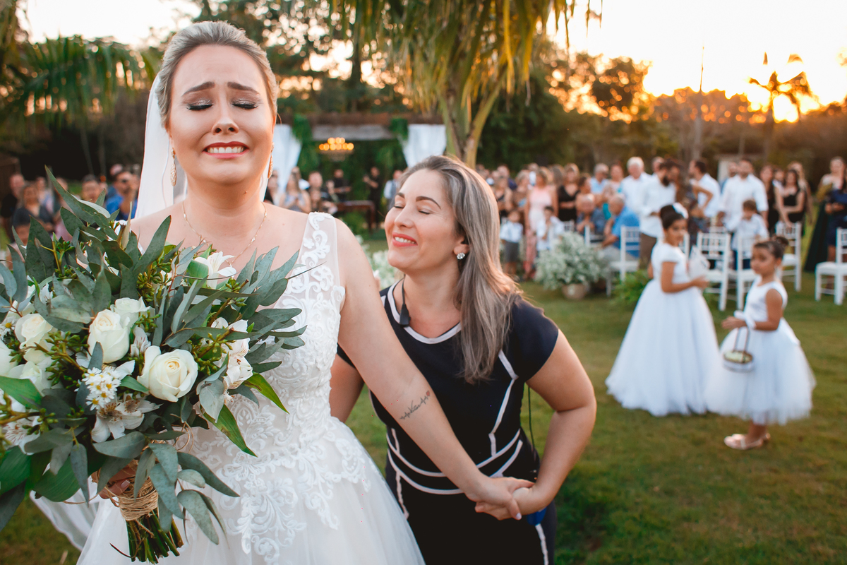 noiva emocionada antes da entrada