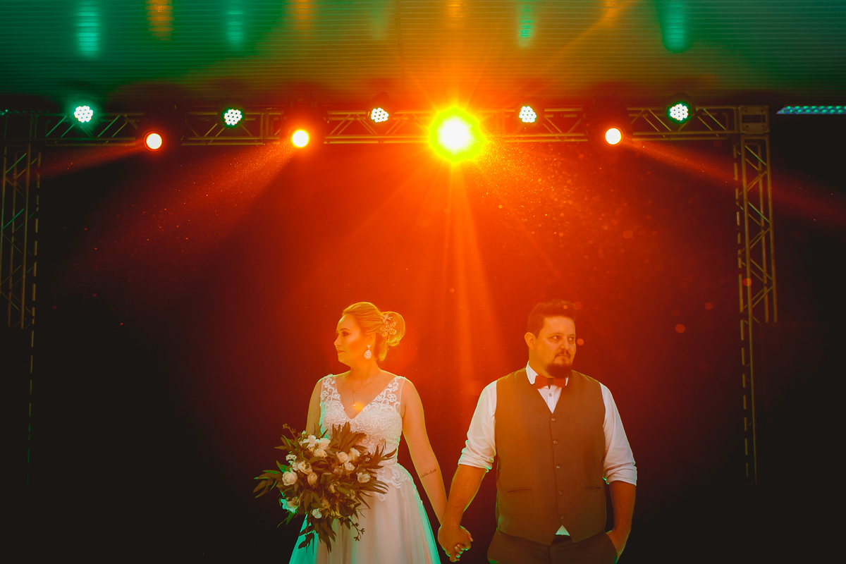 noivos se preparando para abrir a pista de dança