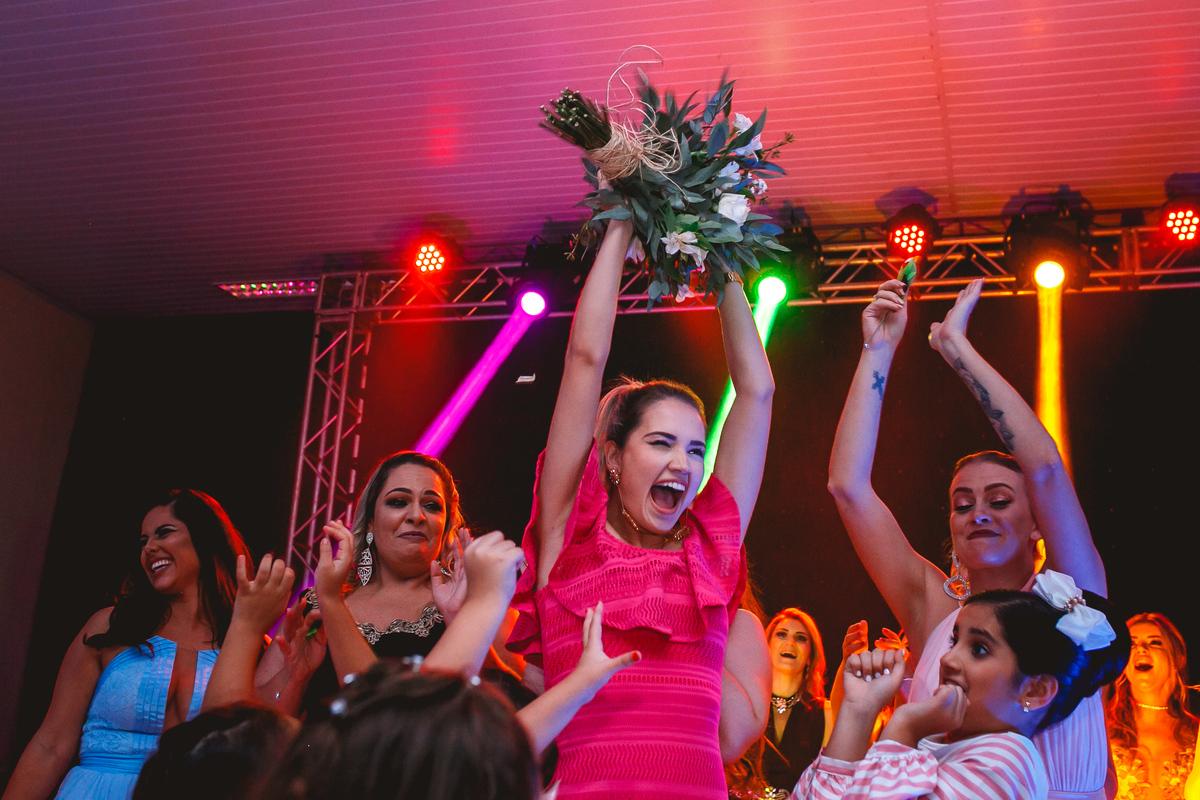 convidada pegando o bouquet