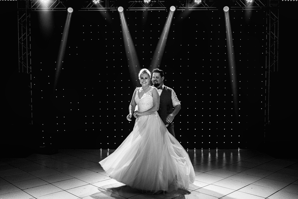 noivos dançando a valsa