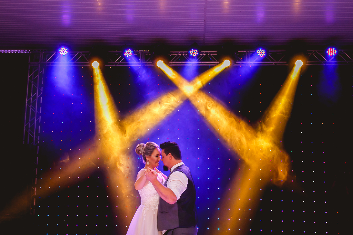 noivos dançando a valsa