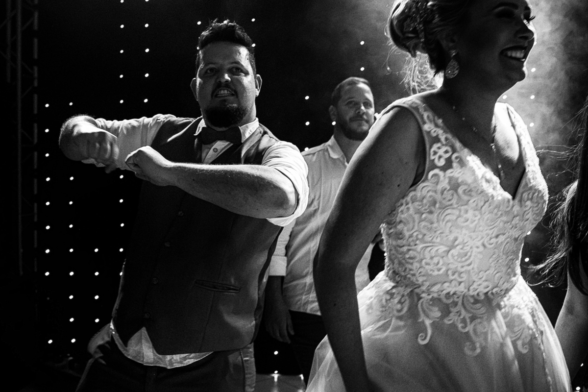 noivos bailando