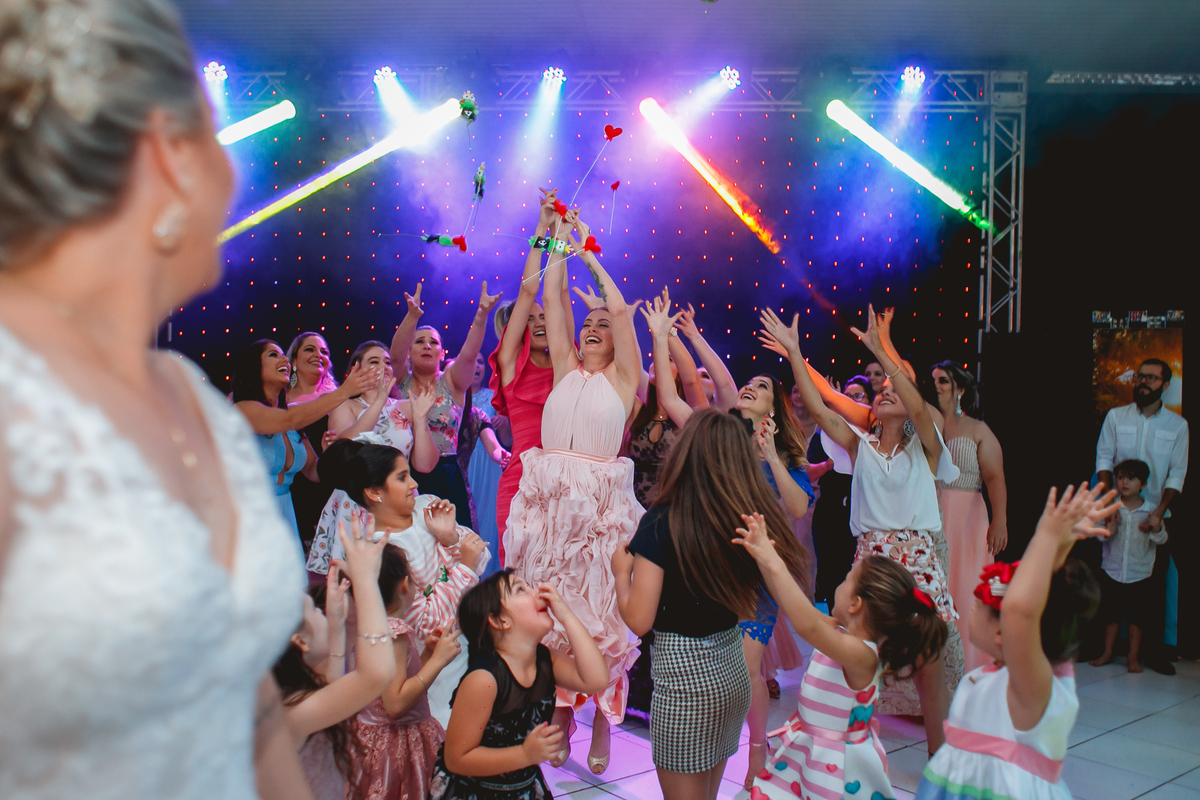 noiva jogando o bouquet