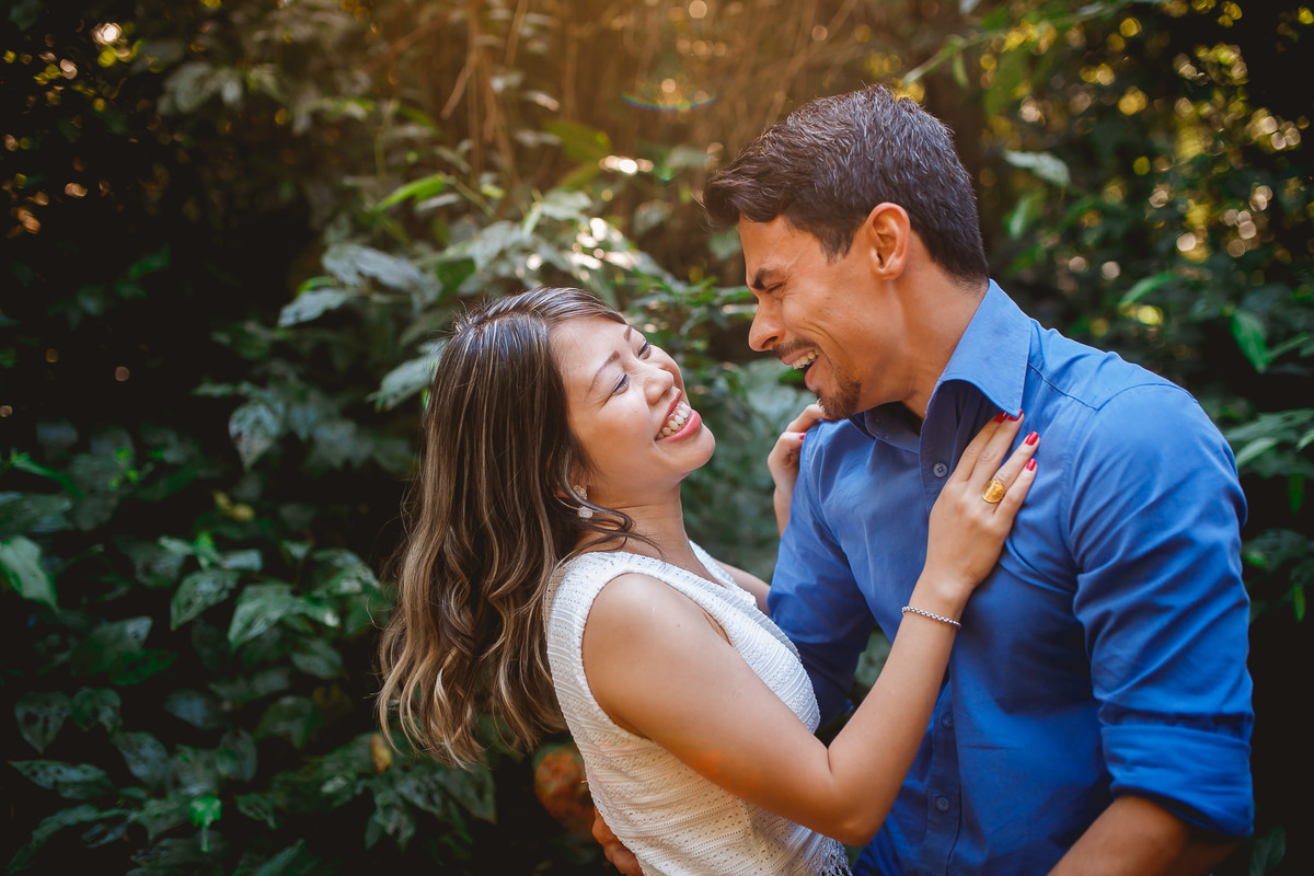 casal sorrindo enquanto se abraçam