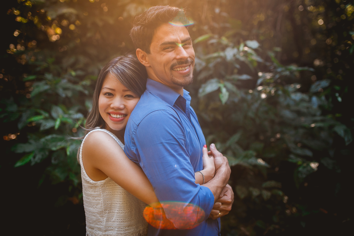 noiva abraçando o noivo por trás