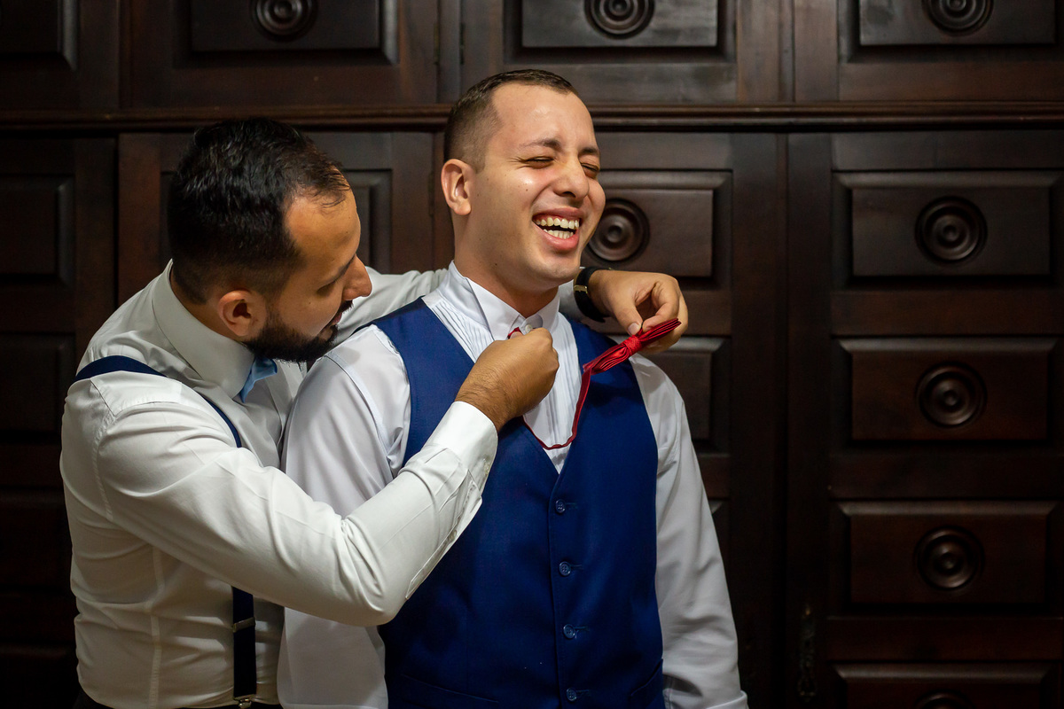 padrinho ajudando o noivo com a gravata