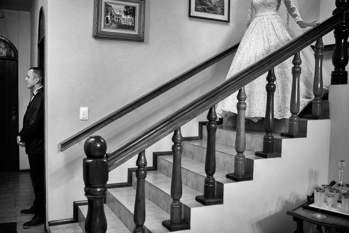 noiva indo ao encontro do noivo para o first look