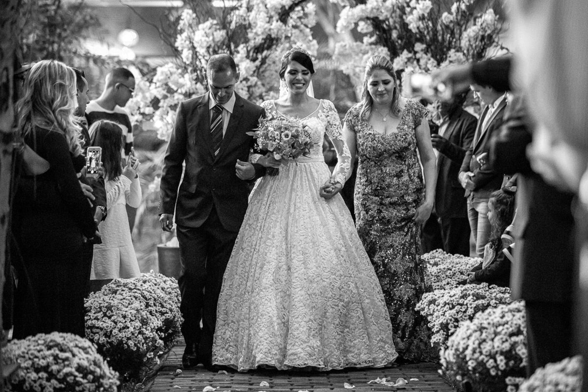 a entrada da noiva com os pais