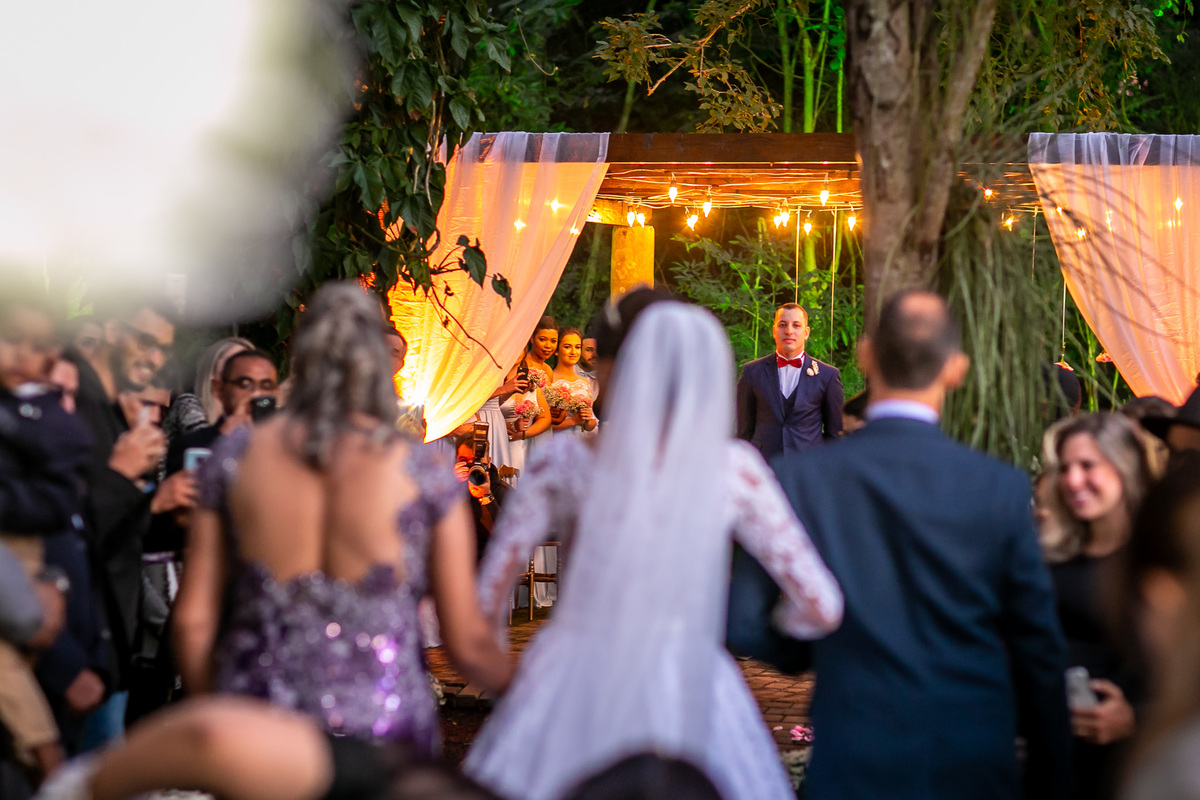 noivo esperando a noiva no altar