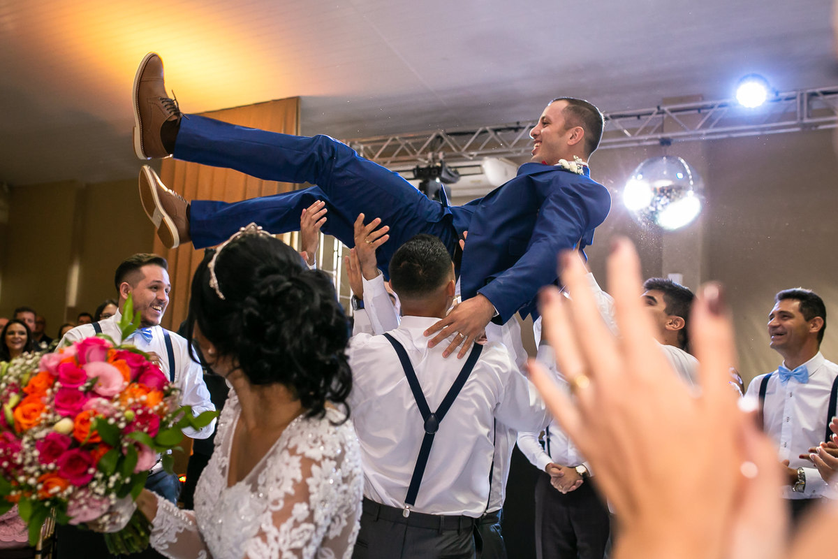 noivo sendo jogado pelos padrinhos