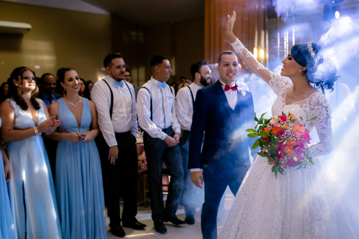 noiva acenando em meio a nuvem de fumaça