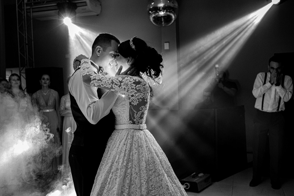 noivos dançando sob a luz