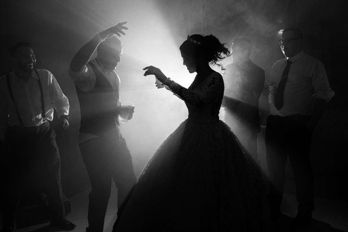 silhueta da noiva dançando com o noivo