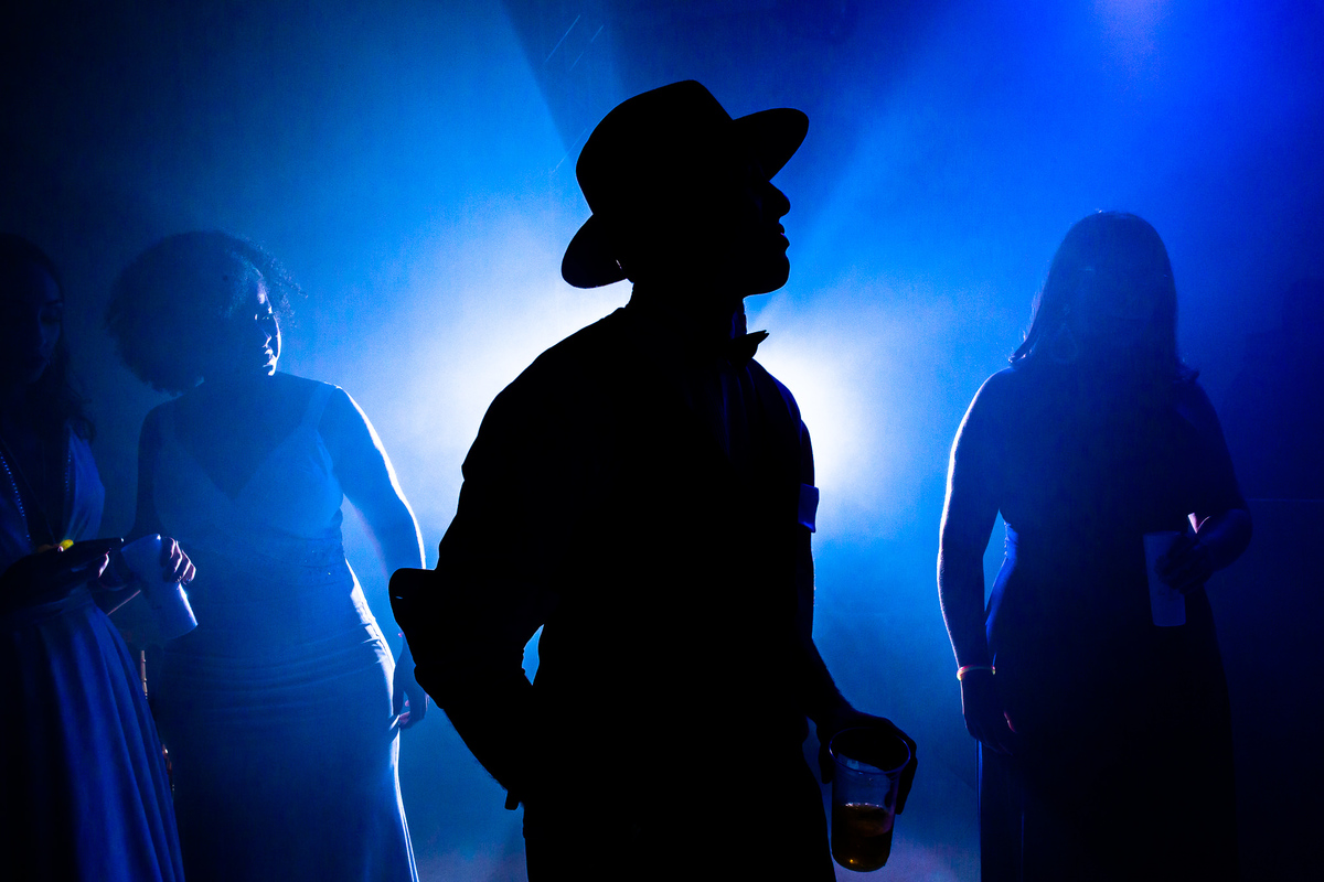 silhueta do noivo dançando