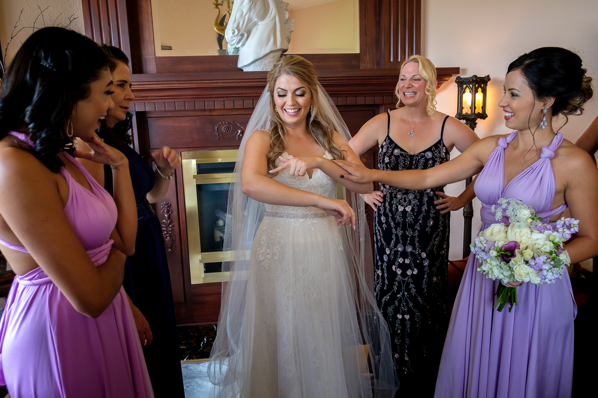 noiva arrepiada de emoção junto com as madrinhas