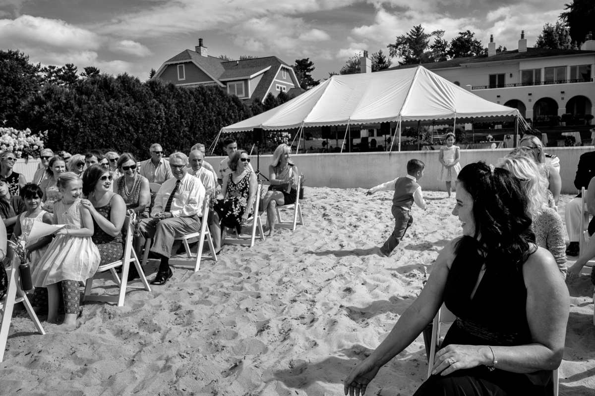 pagem correndo após entregar as alianças