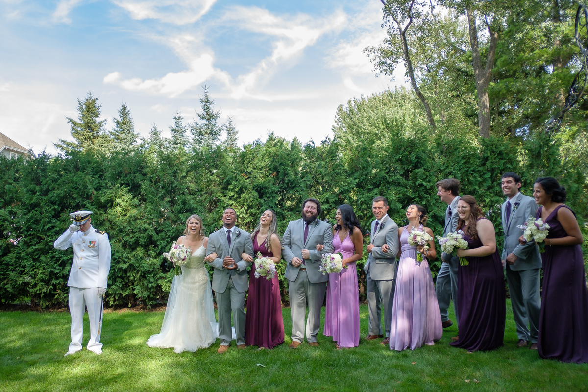 noivo chorando e padrinhos rindo