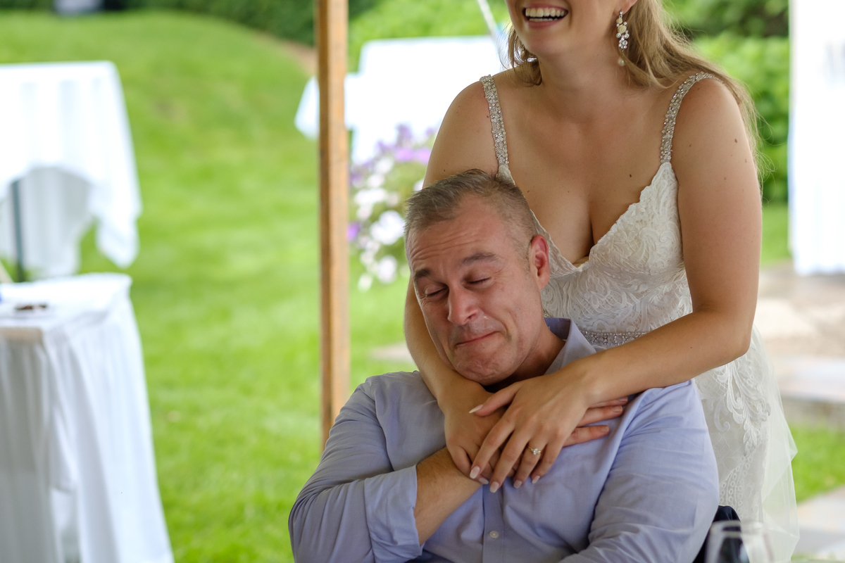 pai do noivo sendo consolado pela noiva enquanto chora