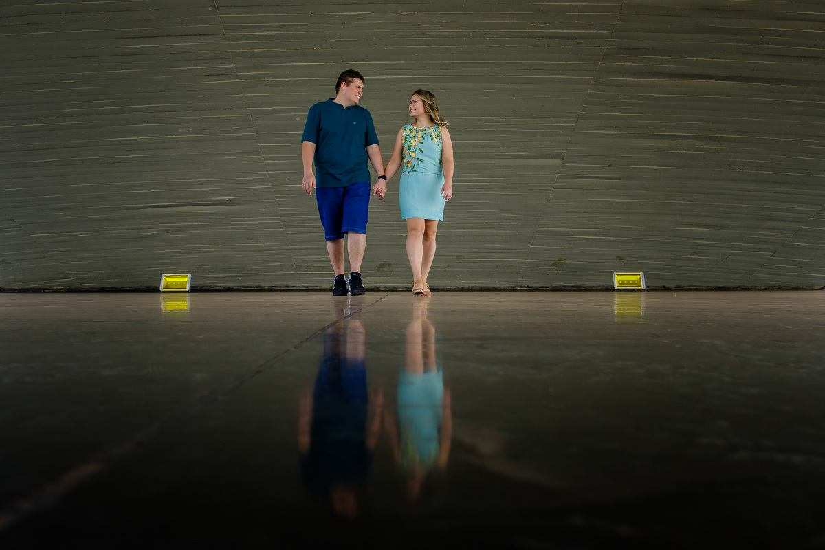 noivos caminhando com reflexo