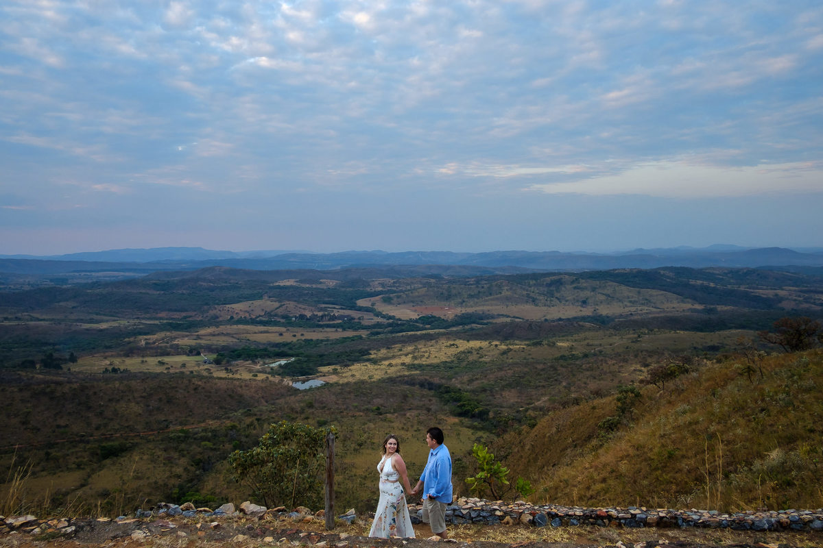 noivos caminhando próximo a um desfiladeiro