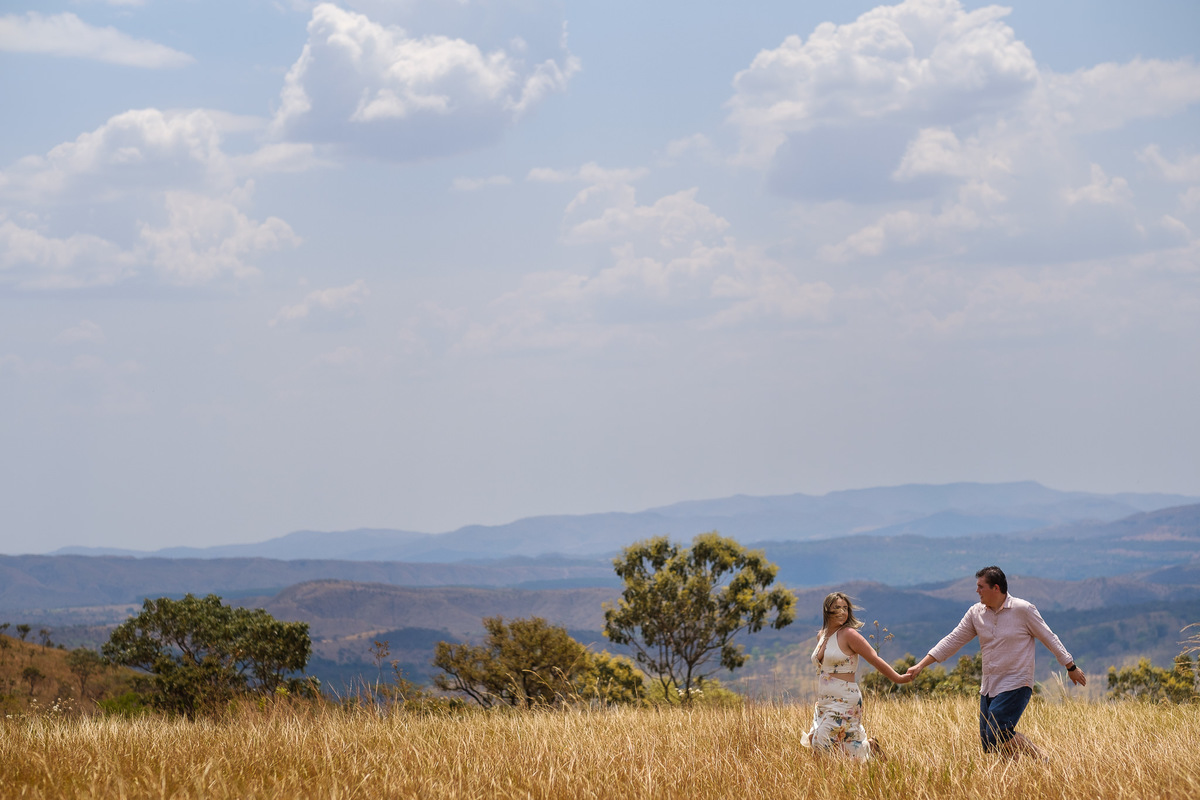 noivos correndo no cerrado