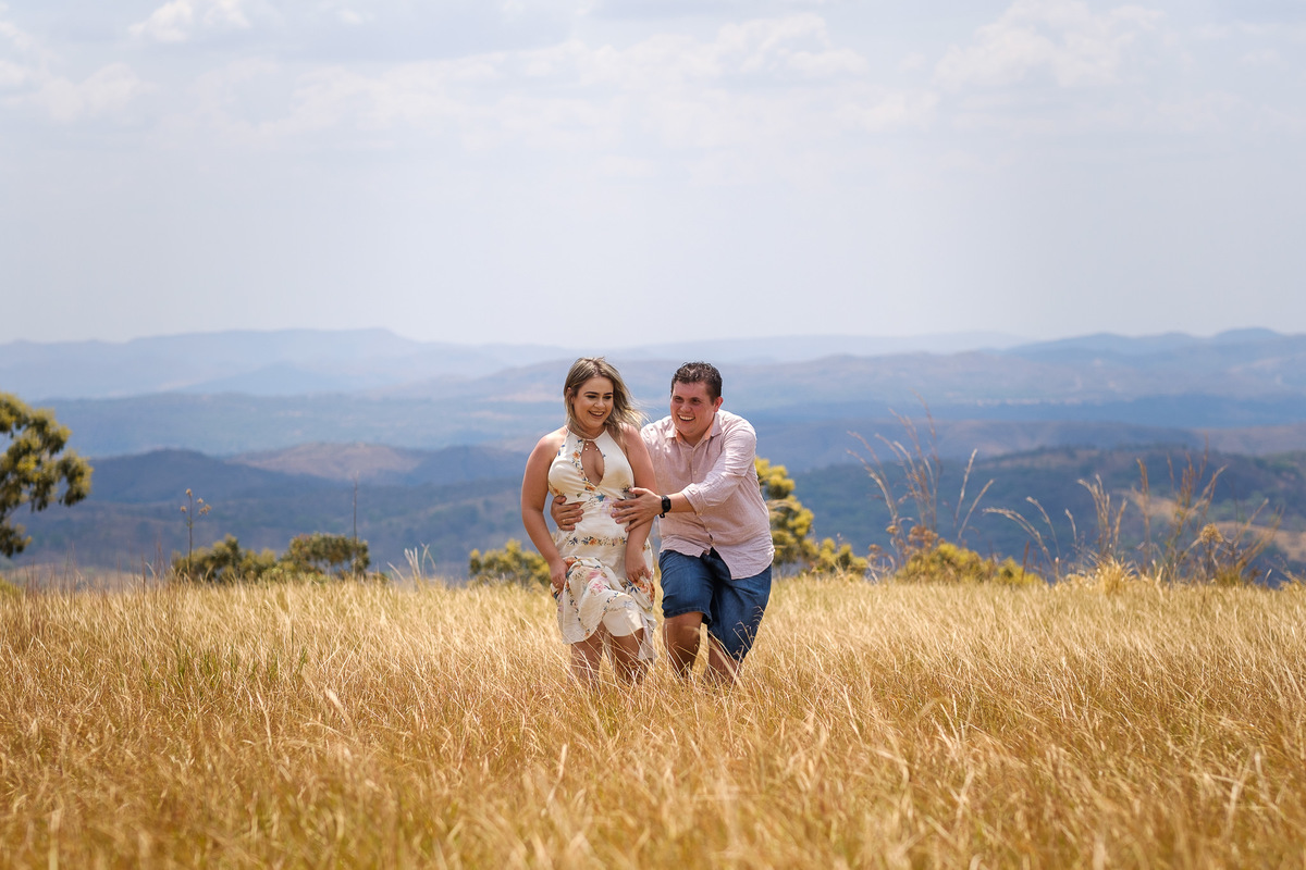 noivos correndo no cerrado