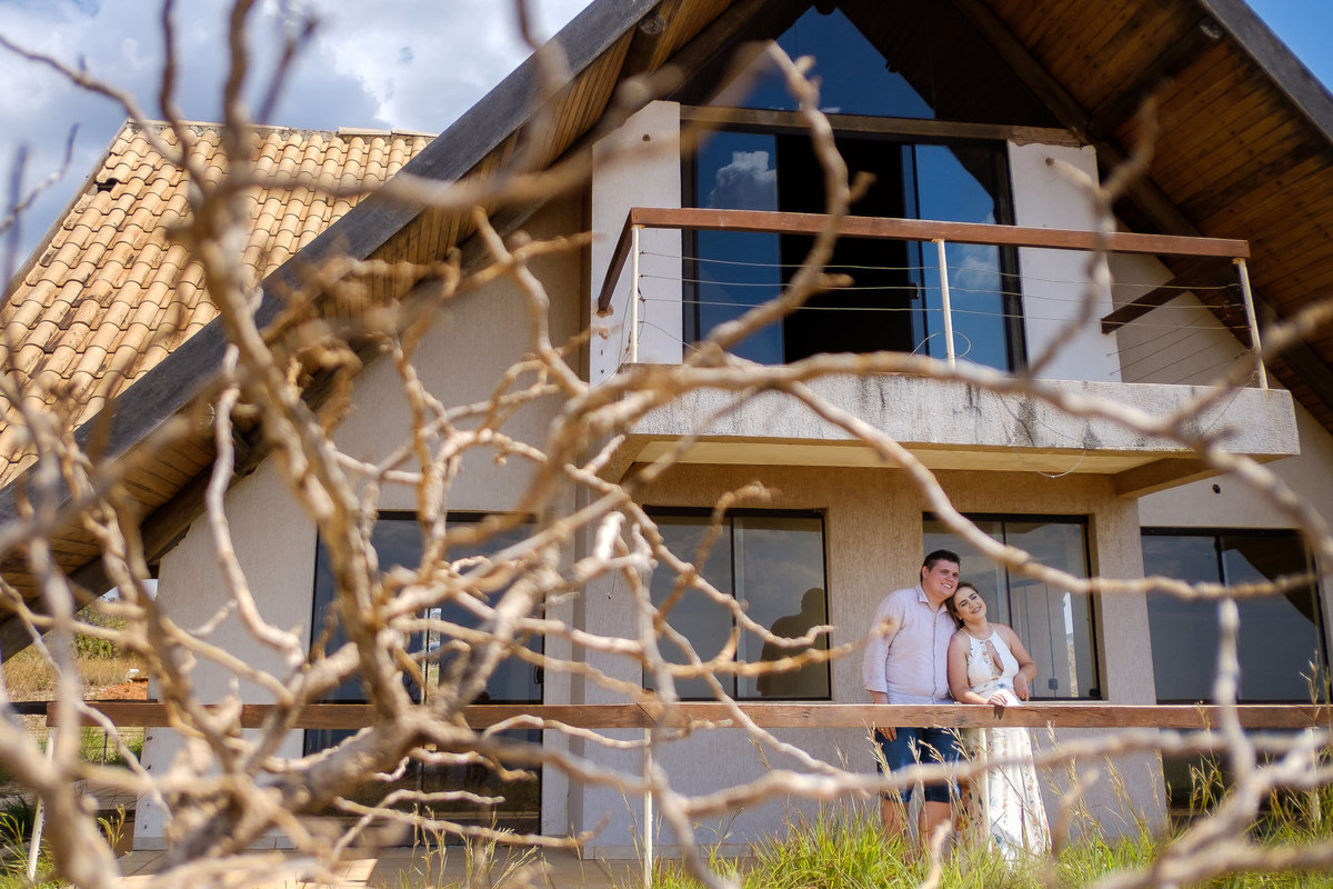 noivos em frente a casa