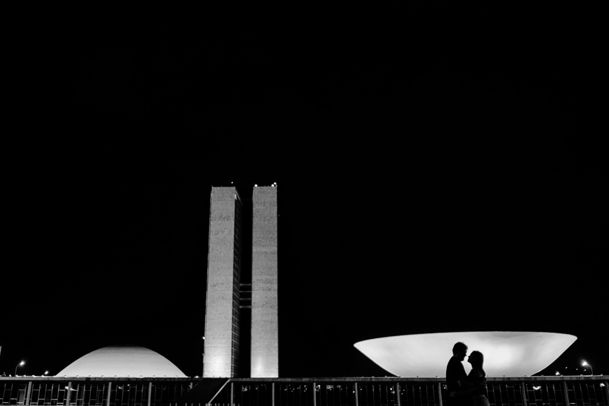 silhueta dos noivos se olhando em frente a esplanada dos ministérios