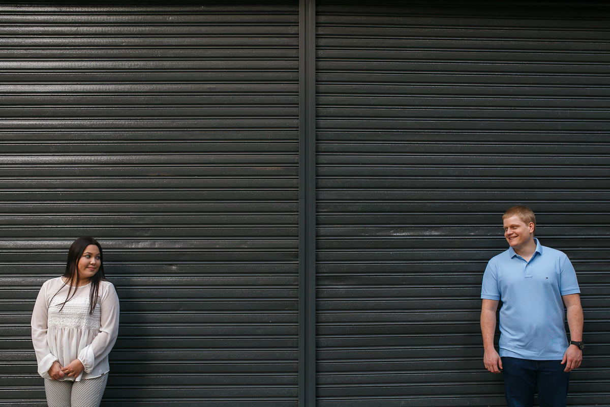 casal afastado encostado na porta