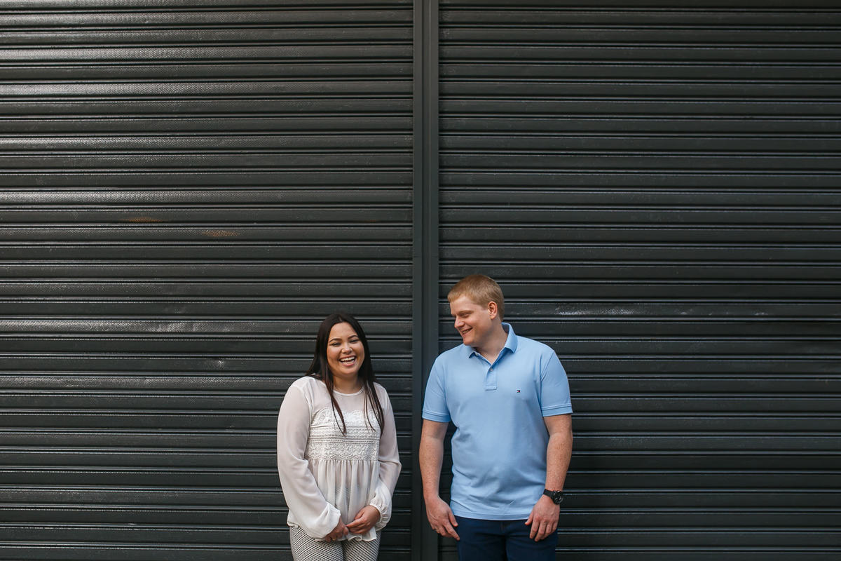 casal com vergonha na porta