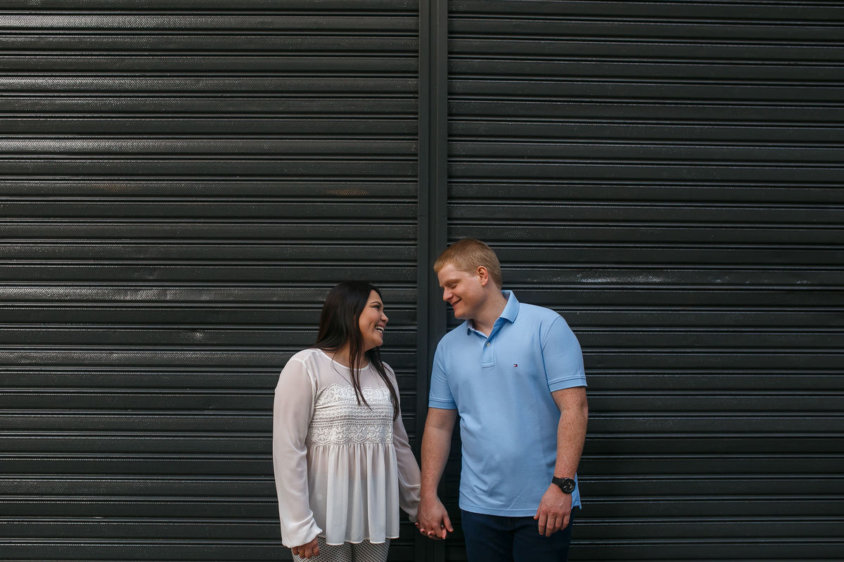 casal de mãos dadas em frente a porta