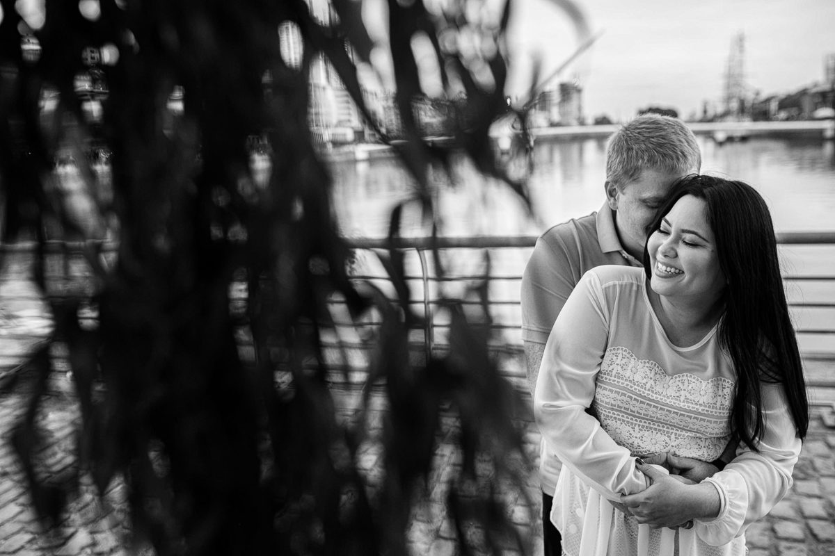 casal abraçado sobre a ponte