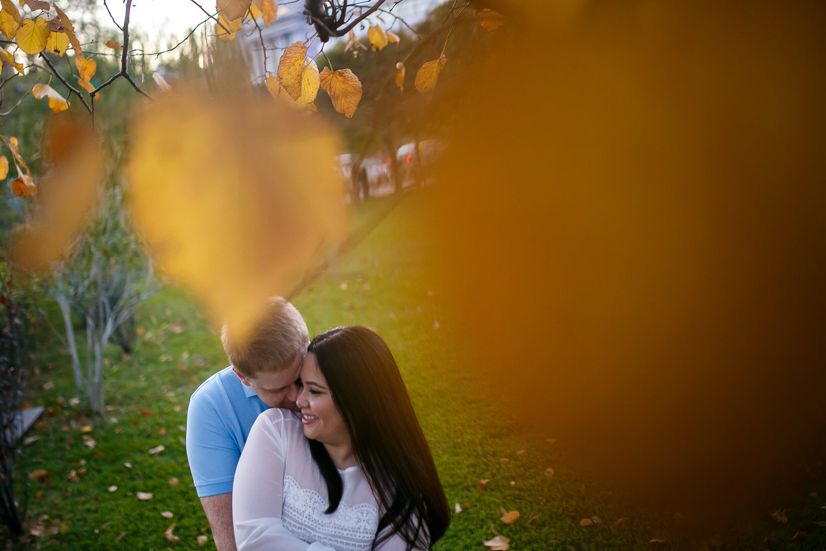 casal abraçado embaixo da árvore