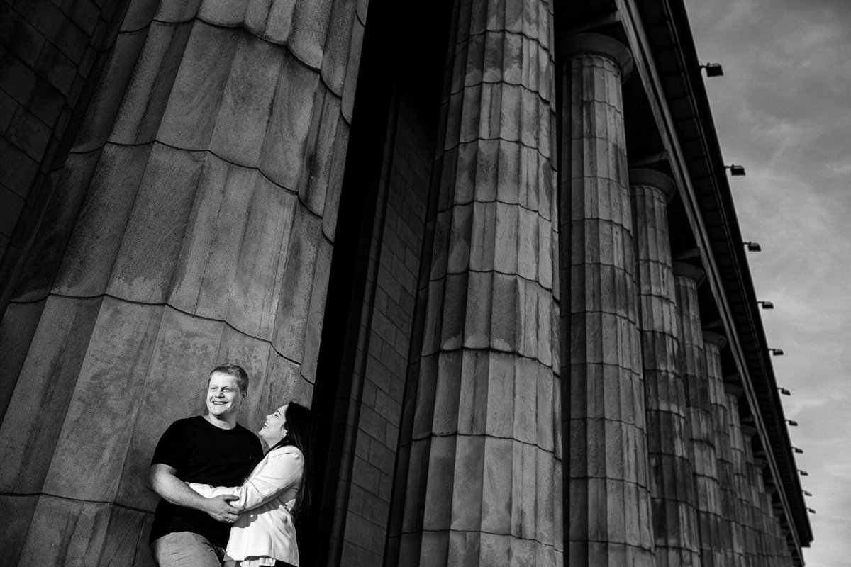 casal sorrindo em grande construção