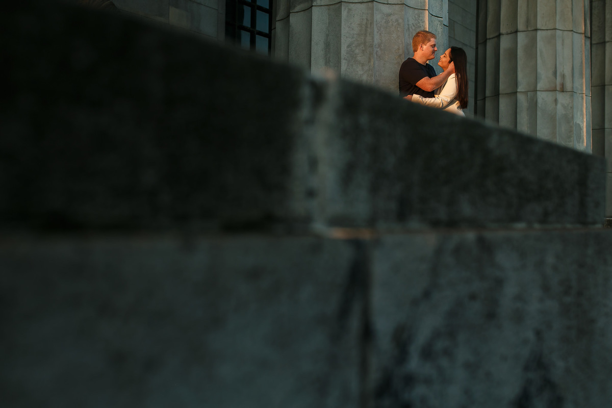 casal abraçado em grande construção