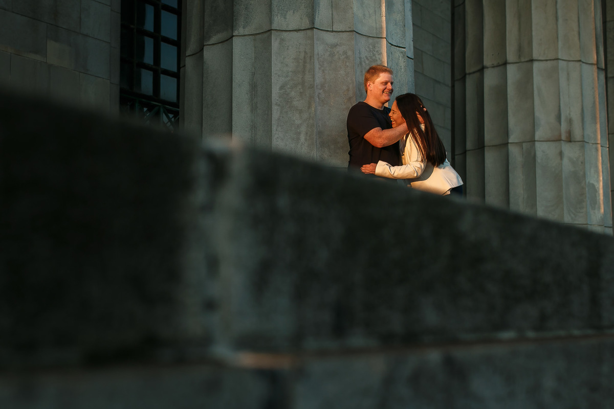 casal sorrindo em grande construção