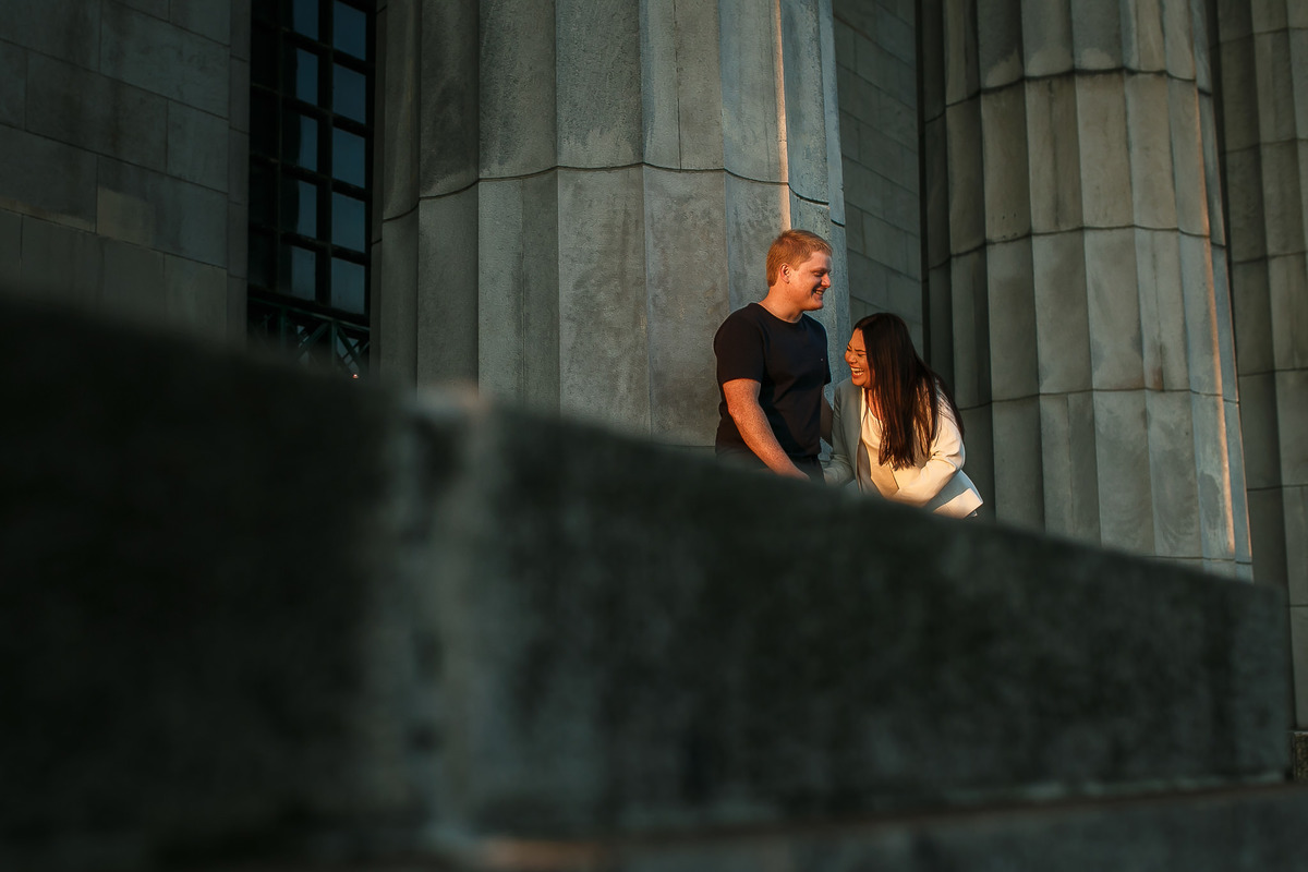 casal sorrindo em grande construção