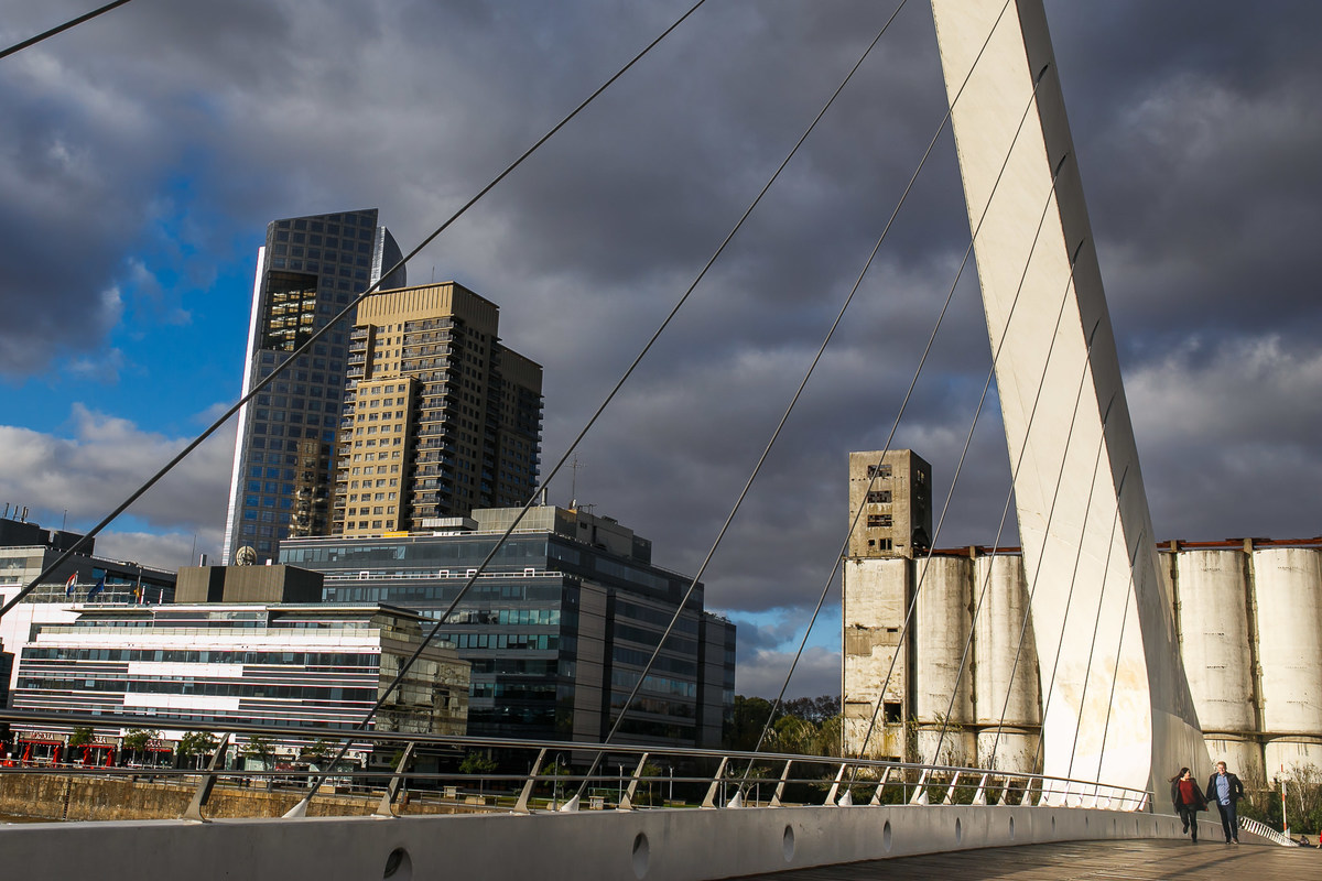 casal correndo sobre a ponte