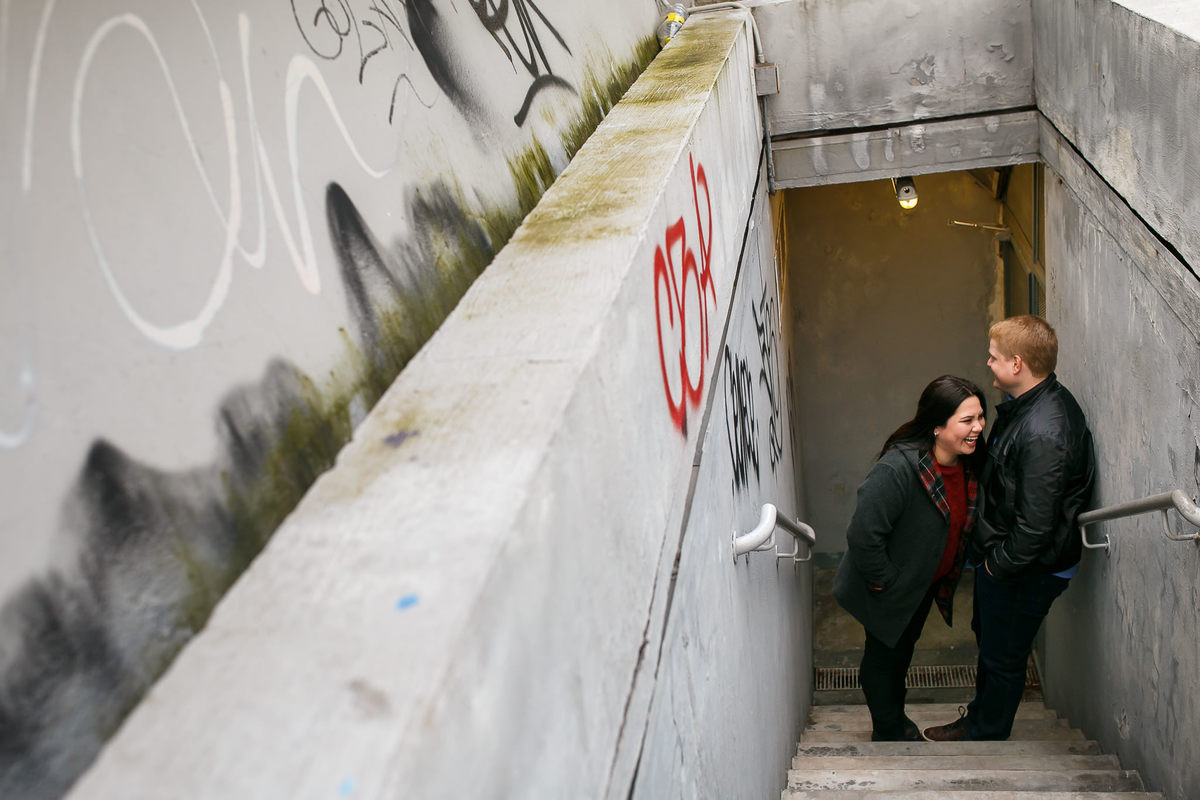 noiva sorrindo enquanto é abraçada